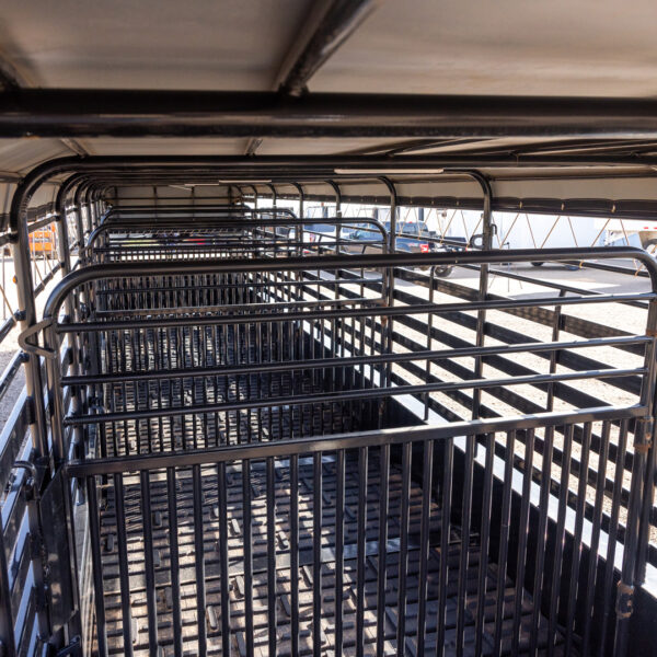 DELCO 36'X 6' 8" BAR TOP STOCK TRAILER - Image 2